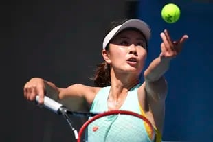 (FILES) This file photo taken on January 13, 2019 shows China's Peng Shuai serving the ball during a practice session ahead of the Australian Open tennis tournament in Melbourne. - The boss of women's tennis has cast doubt on November 18, 2021 on an email posted on China's media purportedly from tennis player Peng Shuai, saying it "only raises my concerns as to her safety." (Photo by William WEST / AFP) / IMAGE RESTRICTED TO EDITORIAL USE - STRICTLY NO COMMERCIAL USE