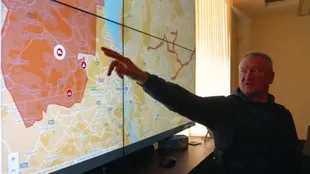 The general Ukrainian Sergei Knyazev rastre el movimiento militaria hakia Kiev in a gran pantalla.  Los Ukrainian tuvieron mejore communicaciones and logic