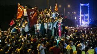 Miles de turcos tomaron las calles de Estambul, anoche, luego de enfrentamientos con las fuerzas militares