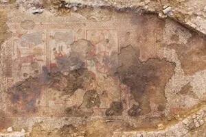 Descubren un extraño mosaico romano bajo un campo en Inglaterra