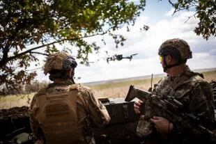 Soldados ucranianos operan un drone en la región de Kherson, sur de Ucrania, el 5 de septiembre de 2022.

