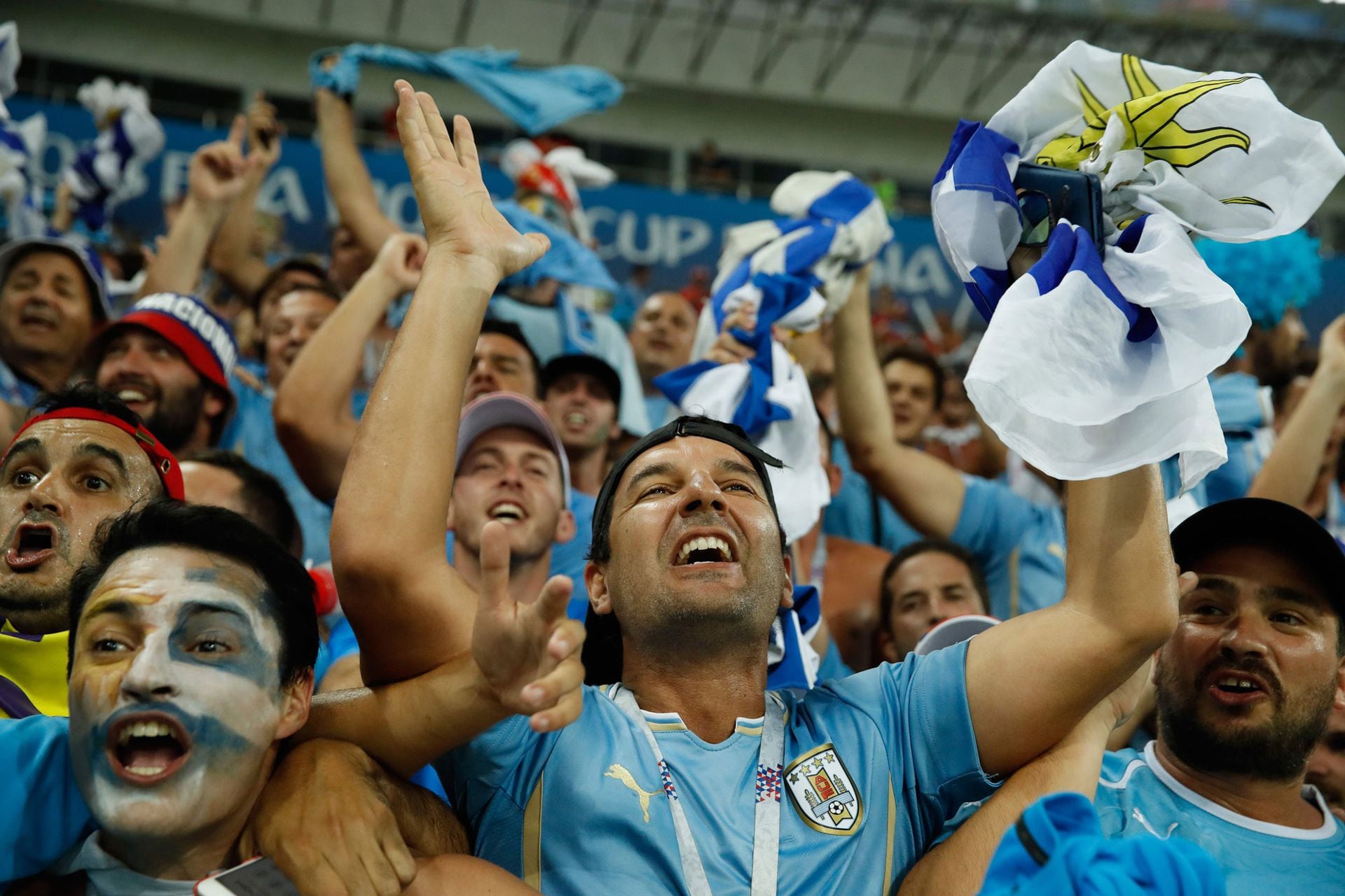 Los hinchas argentinos hinchan por Uruguay en el Mundial, un fenómeno que jamás sucedería a la inversa.