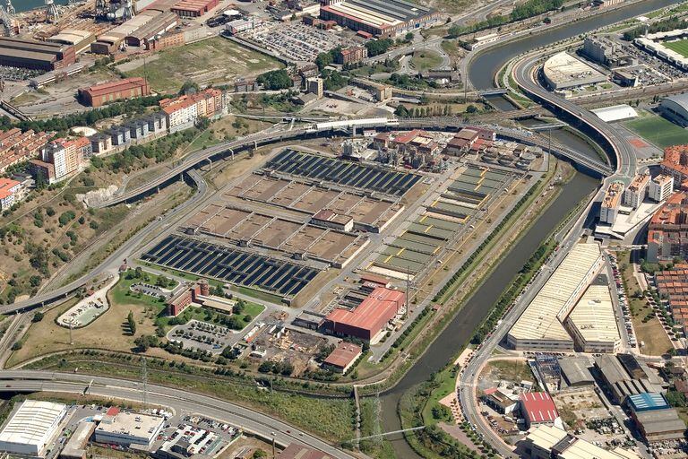 La planta depuradora Galindo en la cuenca de la ría de Bilbao, que hoy trata el 80% de las aguas residuales que luego van al río