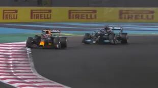 El momento en que el Red Bull de Verstappen supera al Mercedes de  Hamilton y define el campeonato