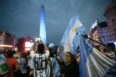 Una multitud celebra el triunfo argentino en el Obelisco