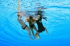 El dramático momento en que una nadadora se desmaya y es rescatada del agua por su entrenadora