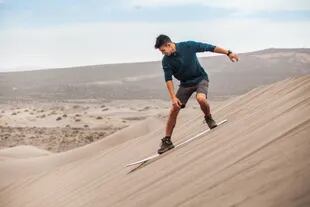 Dicen los entendidos que estas dunas son el mejor lugar del país para practicar sandboard y hacer piruetas en la arena. Otra opción para disfrutarlas de forma activa es tirarse con trineos por sus pendientes.