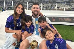 Antonela Roccuzzo, Lionel Messi y sus tres hijos, Thiago, Mateo y Ciro, en el momento de la consagración del capitán argentino en el mundial de Qatar 2022