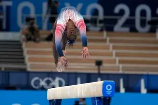 La gimnasta estadounidense Simone Biles durante su ejercicio de barra de equilibrio en Tokio 2020.