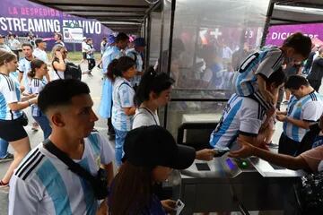 El público comienza a ingresar al estadio Monumental para el partido de Argentina frente a Panamá