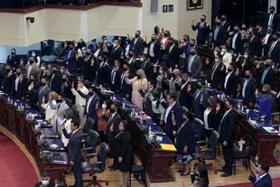 La nueva asamblea legislativa de El Salvador, controlada por el partido Nuevas Ideas del presidente Bukele destituyó el sábado a la noche a los magistrados de la Sala Constitucional de la Corte Suprema de Justicia