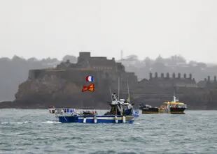 Pesqueros franceses protestan frente al puerto Sain Helier, en Jersey, por lo que consideran son restricciones arbitrarias a su derecho a pescar en aguas de la isla tras el Brexit