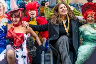 Jennifer Garner paseó en un descapotable por las calles de Cambridge rodeada de estudiantes de teatro de Hasty Pudding
