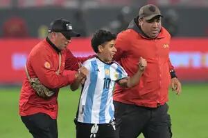 Lo que no se vio de la victoria argentina: el medido festejo, “el fútbol engaña” y los aplausos a Messi de madrugada