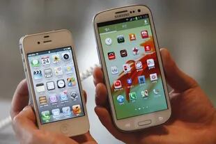 Un iPhone 4S y el Galaxy SIII en una tienda de Seul, Corea del Sur. Obama ordenó remover la prohibición solicitada por Samsung para limitar las ventas de teléfonos de Apple