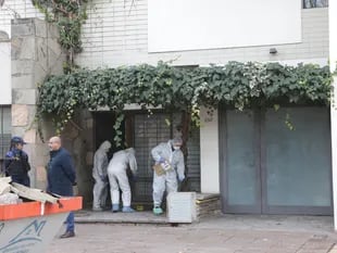 Peritos en criminalística trabajan en la entrada de la propiedad donde la arquitecta y artista plástica María Pía Persia fue encontrada sin vida, en Mendoza