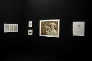 Vista de sala de la muestra de Mildred Burton en Ruth Benzacar; a la izquierda, los dibujos dedicados a caperucita
