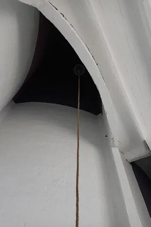 Una campana de 15 kilos, suspendida a la altura del primer piso, se esconde en los silos del edificio