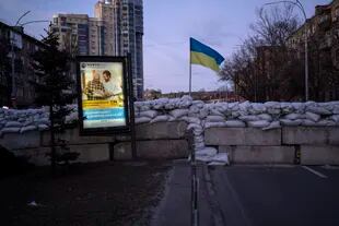 Una valla publicitaria frente a una barricada en Kiev