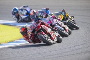 En el último giro en Motegi, Francesco Bagnaia (Ducati) superó a Enea Bastianini (Ducati-Gresini Racing), pero luego se accidentó al intentar el sobrepaso con Fabio Quartararo (Yamaha); con 100 puntos en juego, Pecco deberá descontar 18 para ser campeón