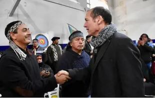 Gabriel Cherqui y Jorge Nahuel, de la Confederación Mapuche, saludan al gobernador neuquino, Omar Gutiérrez