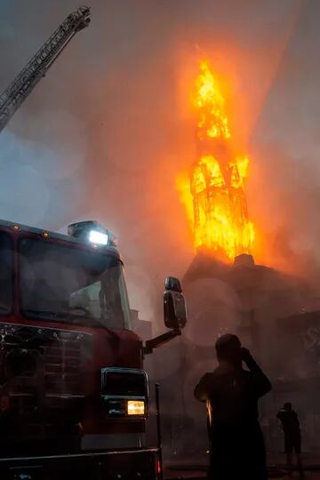 Encapuchados incendiaron la Iglesia de la Asunción en Santiago de Chile