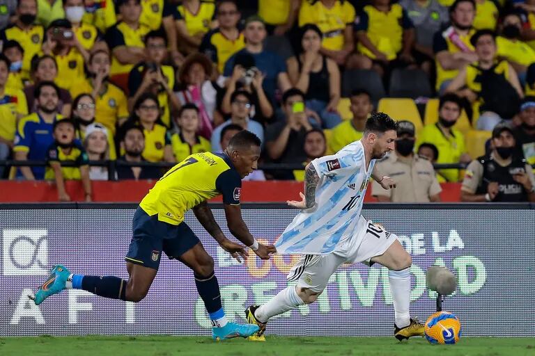 Pervis Estupiñán intenta parar a Lionel Messi durante el partido de eliminatorias de la Copa del Mundo Qatar 2022 que disputan Argentina y Ecuador