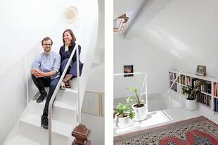 Al incorporar el altillo por medio de un tramo de escalera de chapa -donde están los arquitectos. Florencia Ordóñez y Nik Wenzke-, la casa recuperó un espacio inutilizado y ganó en metros cuadrados.