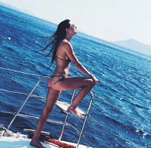 Antes de terminar su tour europeo, compartió con sus seguidores de Instagram algunas postales del trip, como esta instantánea de su cuerpazo en la proa del barco, navegando por la Costa Azul.