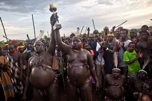 Los bodi realizan una ceremonia para premiar al hombre más gordo de la tribu, porque la gordura es sinónimo de poder y prosperidad en esa región del este de África