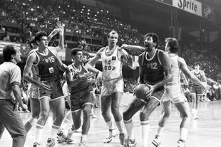 El bosnio Zoran Savic (15), el croata Drazen Petrovic y el serbio Vlade Divac (12), de Yugoslavia, y el ucranio Aleksandar Belostenny (14) y el estonio Tiit Sokk (de espaldas), por Unión Soviética