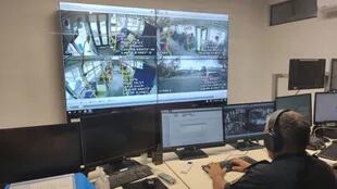 Por dentro, así operan los centros de control en la provincia de Buenos Aires, donde reciben las imágenes de colectivos en alerta