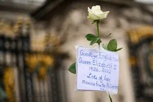 Las flores y los tributos se muestran fuera del Palacio de Buckingham en Londres 