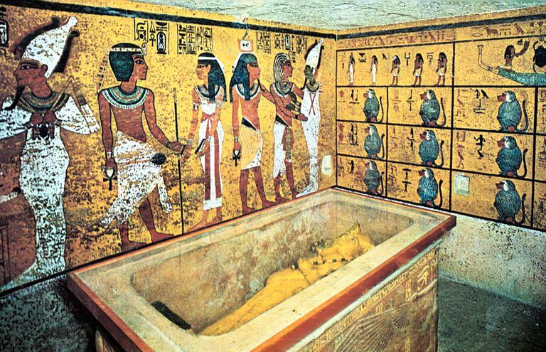Sarcófago que contiene el ataúd de oro del faraón Tutankamón que contenía a su momia.