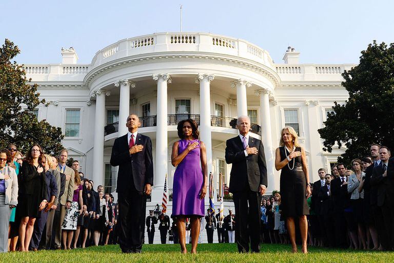 Obama, Biden y sus mujeres realizaron un minuto de silencio en el jardín de la Casa Blanca