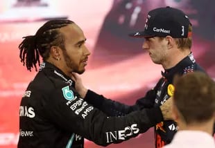 Lewis Hamilton saluda a Max Verstappen 
