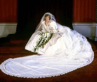 El vestido de novia tenía una enorme cantidad de plisados, volantes, adornos de nácar, perlas y crinolina y la cola medía casi ocho metros