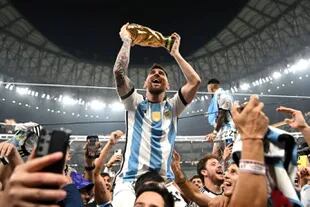 Lionel Messi levantando la Copa del Mundo
