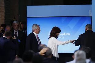 La vicepresidenta Cristina Kirchner, delante de Alberto Fernández, antes de que comenzara el acto.