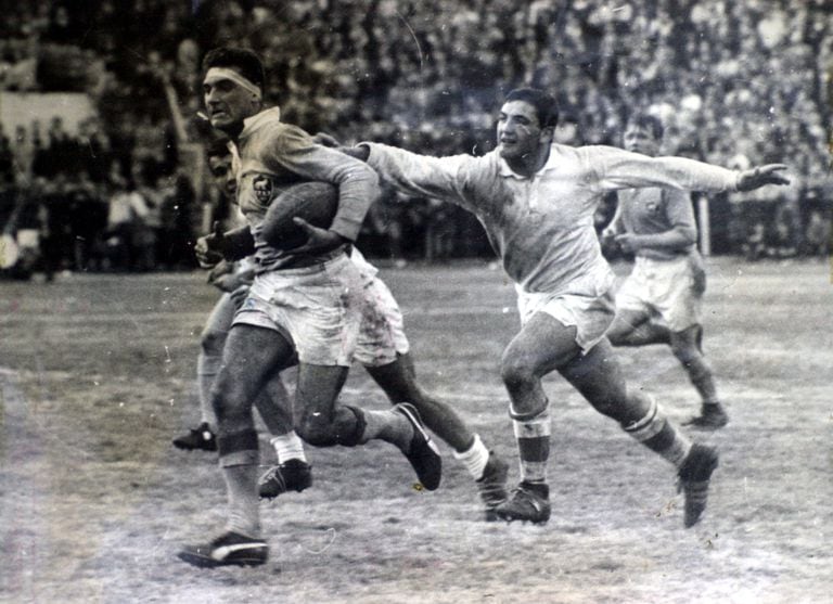 Pochola Silva en un partido contra Gales en 1968