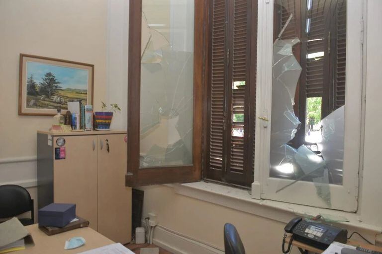 Así quedó el despacho del intendente de Tandil, Miguel Ángel Lunghi, tras la protesta
