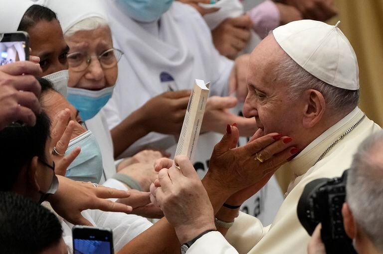 El Papa, tras su mensaje semanal, saluda a los fieles 