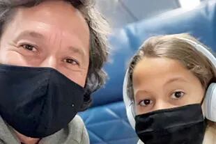 Padre e hija, en el avión de Miami a Colorado. 