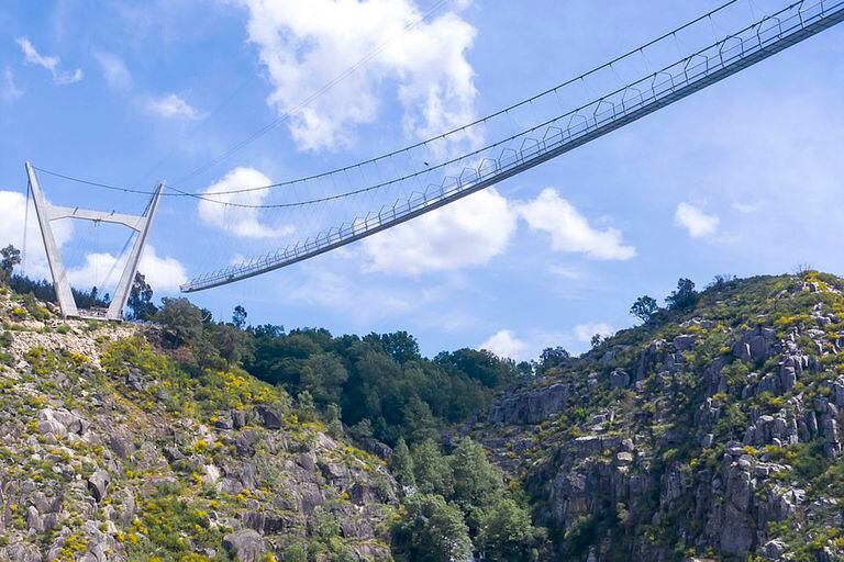 Es ahora el puente colgante peatonal más largo del mundo y destrona a la pasarela Charles Kuonen en Suiza