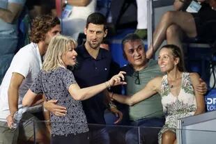 Djokovic, con sus padres. su mujer, Jelena, y 4000 personas más en la cancha, en Belgrado