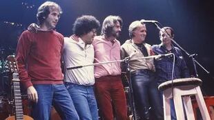 Milanés (segundo a la izquierda) con Joan Manuel Serrat, Luis Eduardo Aute, Kiko Veneno y Silvio Rodríguez en Madrid en 1983