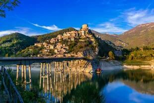 Castel di Tora está rodeada un lago artificial, creado para producir energía hidroeléctrica