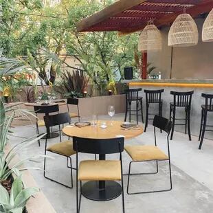 Diez bares y restaurantes con terrazas o patios para disfrutar al aire  libre - LA NACION
