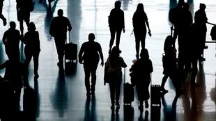 La gente pasa por el Aeropuerto Internacional de Salt Lake City el lunes 27 de junio de 2022, en Salt Lake City.