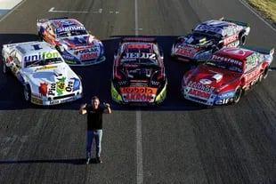 El séptuple y sus autos campeones. Guillermo Ortelli delante de los cinco Chevrolet que lo llevaron a conquistar siete coronas en el Turismo Carretera